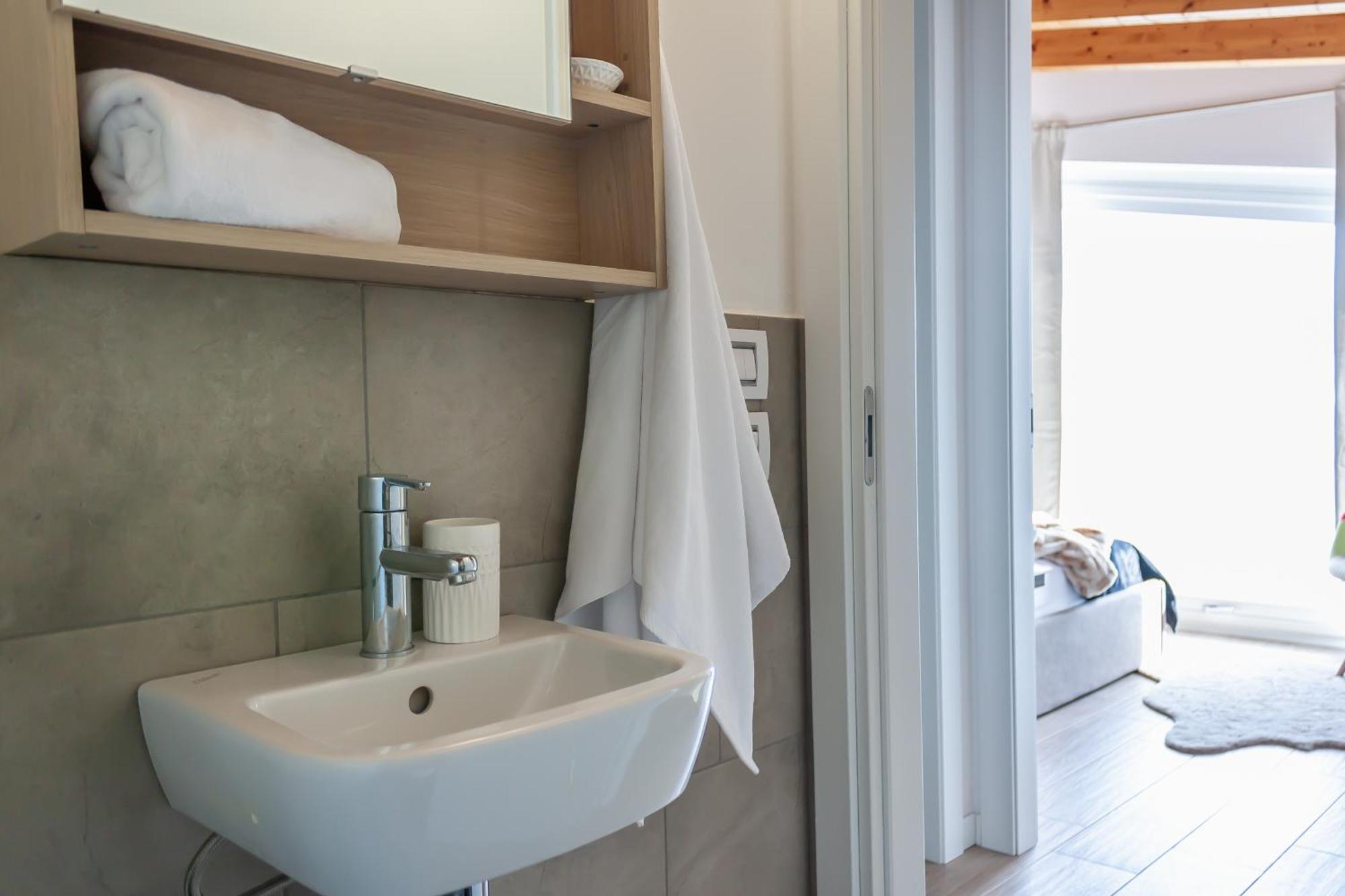Mia Isola With Lake View, Garden And Swimming Pool Parzanica Екстериор снимка